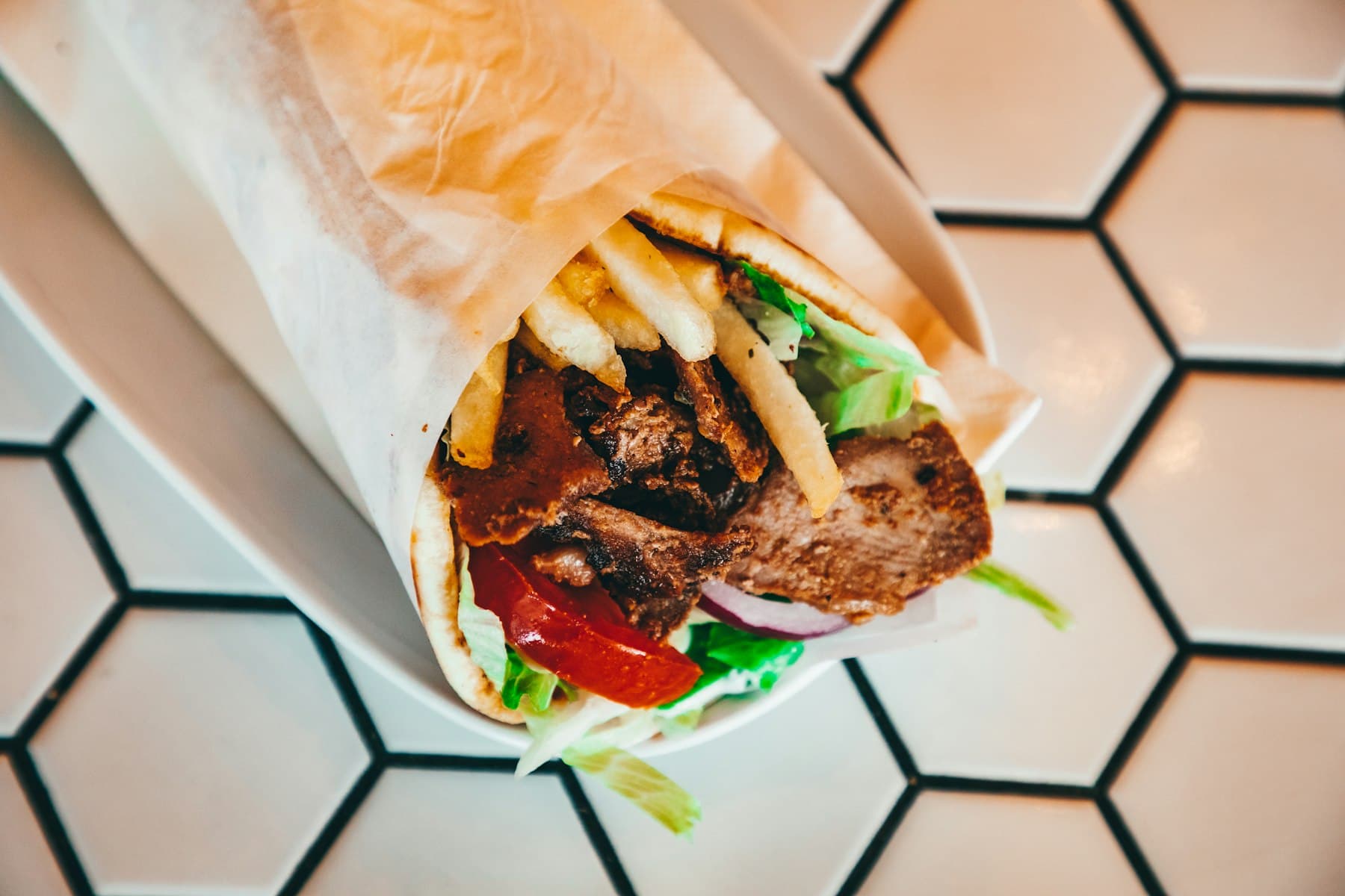 Durum kebab garni de viande, frites et salade