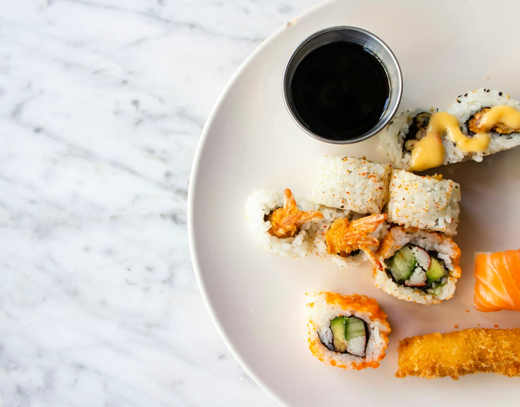 Plateau de sushis et makis frais