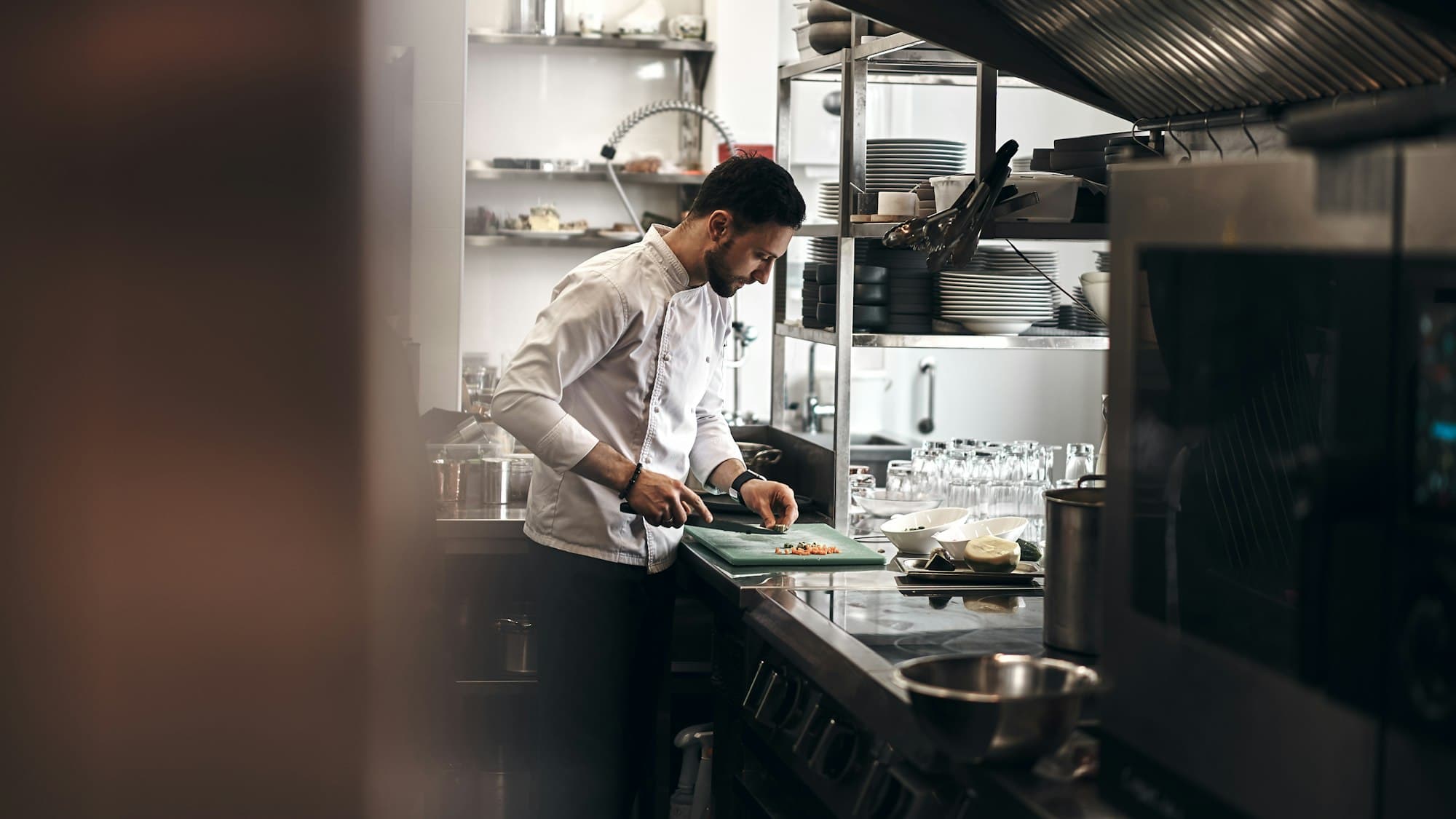 Chef au travail dans une cuisine de restaurant